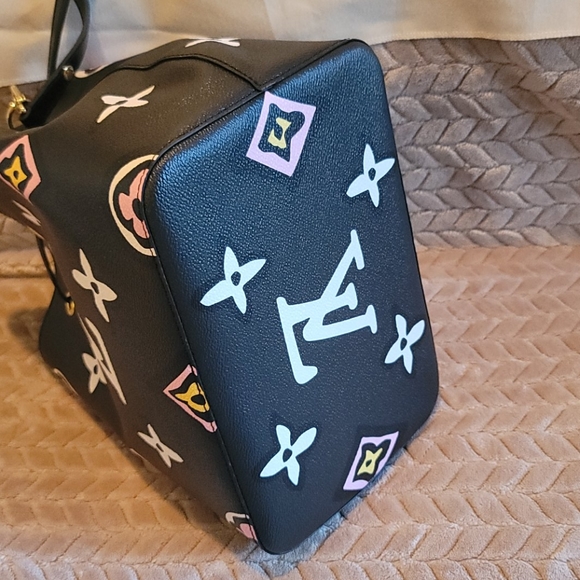 NeoNoe Wild at Heart Louis Vuitton Black Monogram Neo Noe Cross Body Bag - Picture 11 of 17